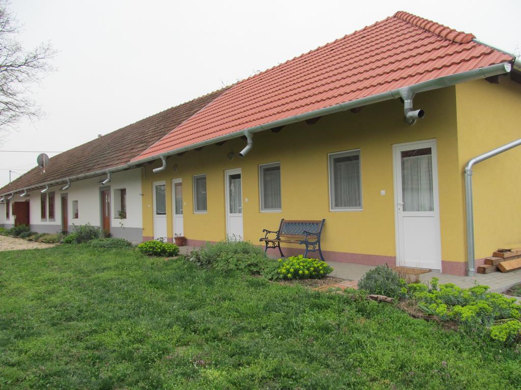 Rigofuetty Vendeghaz Hotel Tiszaalpar Bagian luar foto