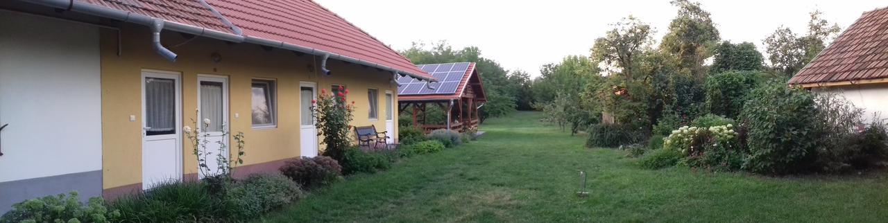 Rigofuetty Vendeghaz Hotel Tiszaalpar Bagian luar foto